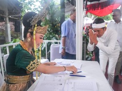 Dedi Mulyadi Disambut Nyi Ratu Kidul di TPS