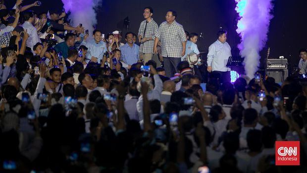 Calon Presiden nomor urut 02, Prabowo Subianto dan Calon Wakil Presiden Gibran Rakabuming menyampaikan pidato kemenangan versi quick count di Istora Senayan, Jakarta Pusat, Rabu (14/2/2024). (CNN Indonesia/Adi Ibrahim)