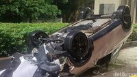 Di Hari Pencoblosan, Mobil Terbalik di Rasuna Said