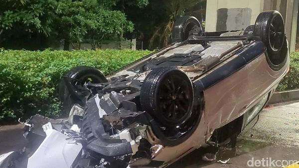 Di Hari Pencoblosan, Mobil Terbalik di Rasuna Said