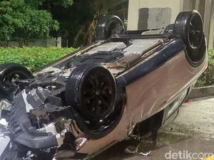 Di Hari Pencoblosan, Mobil Terbalik di Rasuna Said