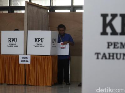 Antusias Penyandang Disabilitas Netra Bandung Nyoblos di TPS