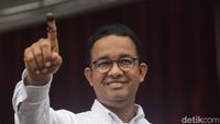 Ekspresi Anies Nyoblos Bareng Keluarga di Lebak Bulus