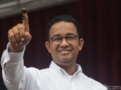 Ekspresi Anies Nyoblos Bareng Keluarga di Lebak Bulus