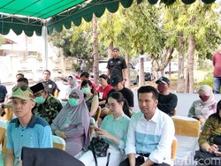 Momen Emil Dardak dan Arumi Bachsin Nyoblos di TPS 30 Surabaya