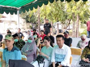 Momen Emil Dardak dan Arumi Bachsin Nyoblos di TPS 30 Surabaya Momen Emil Dardak dan Arumi Bachsin Nyoblos di TPS 30 Surabaya