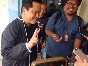 Ditanya Pilih Siapa Usai Nyoblos, Erick Thohir Angkat 2 Jari Ditanya Pilih Siapa Usai Nyoblos, Erick Thohir Angkat 2 Jari