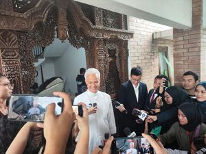 Ganjar Tinggalkan Kediamannya untuk Nyoblos di TPS 11 Semarang