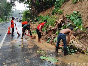 Hujan Deras Sebabkan Longsor di Pamekasan, Pengguna Jalan Diimbau Waspada Hujan Deras Sebabkan Longsor di Pamekasan, Pengguna Jalan Diimbau Waspada