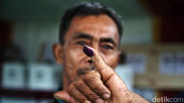Hujan Tak Menyurutkan Antusias Warga Memilih Presiden