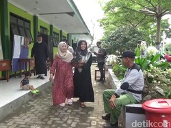Semangat Ibu Cak Imin Jalan Kaki Menuju TPS 26 Denanyar demi Ikut Nyoblos