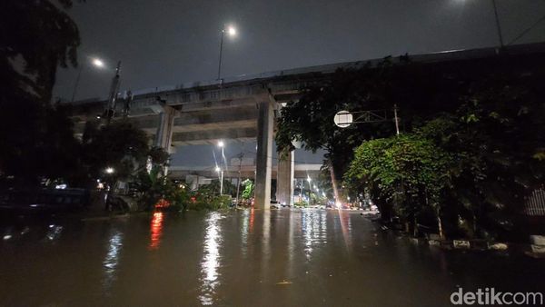 Jalan Boulevard Raya Kelapa Gading Tergenang