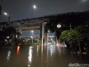 Jalan Boulevard Raya Kelapa Gading Tergenang Jalan Boulevard Raya Kelapa Gading Tergenang