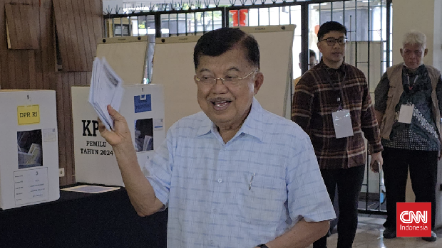 Wakil Presiden ke-10 dan ke-12 Jusuf Kalla menggunakan hak pilihnya di Tempat Pemungutan Suara (TPS) 03, SMA Pangudi Luhur, Kebayoran Baru, Jakarta Selatan.