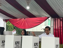 Jokowi Bersama Iriana Nyoblos di TPS Gambir