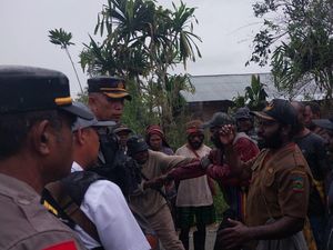 Cek Motor Curian, Polisi Pengaman TPS Diserang Warga di Dogiyai Papua Cek Motor Curian, Polisi Pengaman TPS Diserang Warga di Dogiyai Papua