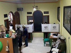 Kawasan Kedoya Jakbar Terendam Banjir, Warga Buat TPS Darurat di Ruang Tamu