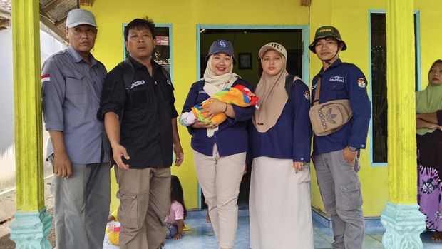 Ketua Kelompok Penyelenggara Pemungutan Suara (KPPS) di Kabupaten Bondowoso, Jawa Timur, Fitria Ningsih melahirkan saat pemungutan suara, Rabu (14/2).