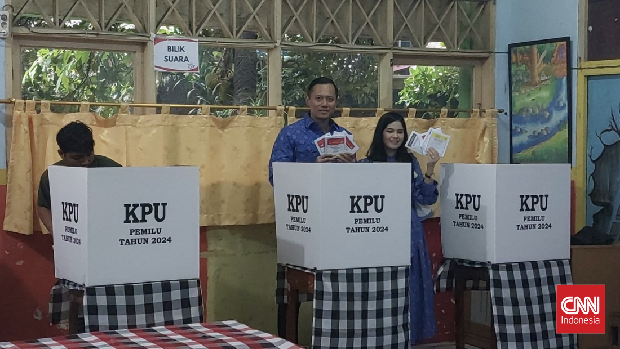 Ketua Umum Partai Demokrat Agus Harimurti Yudhoyono (AHY) beserta istri Annisa Pohan Yudhoyono menggunakan hak suaranya dalam Pemilu 2024 di kawasan Cipete, Jakarta Selatan, Rabu (14/2).
