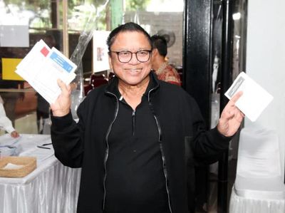 Ketum Hanura OSO Nyoblos di TPS James Bond