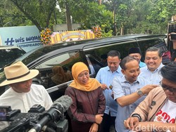 Khofifah Potong Tumpeng Syukuri 02 Unggul Hasil Quick Count Sementara