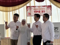 Khofifah Nyoblos Bareng 3 Anaknya, Berharap 02 Menang Signifikan di Jatim