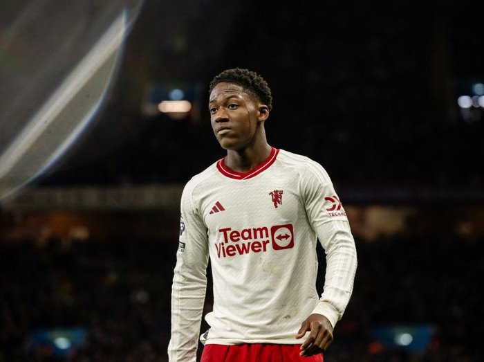 BIRMINGHAM, ENGLAND - FEBRUARY 11:  Kobbie Mainoo of Manchester United in action during the Premier League match between Aston Villa and Manchester United at Villa Park on February 11, 2024 in Birmingham, United Kingdom. (Photo by Ash Donelon/Manchester United via Getty Images)