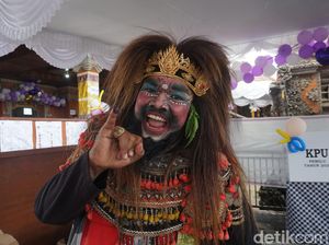Menyaksikan Lakon Kesenian Arja-Calonarang Sambil Nyoblos di TPS Mengwi