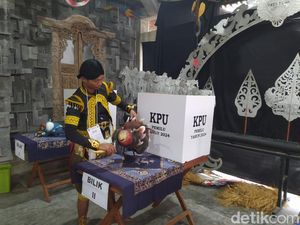 Aksi Petugas KPPS di Magelang Joget Jaran Kepang di TPS