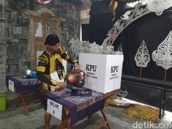 Aksi Petugas KPPS di Magelang Joget Jaran Kepang di TPS