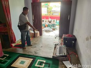 Anggota PPS di Jombang Tewas Kesetrum Saat Cek Mikrofon TPS Anggota PPS di Jombang Tewas Kesetrum Saat Cek Mikrofon TPS