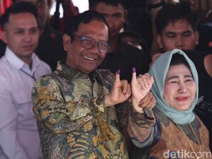 Berkemeja Batik, Mahfud dan Istri Nyoblos di TPS 106 Sambilegi Berkemeja Batik, Mahfud dan Istri Nyoblos di TPS 106 Sambilegi