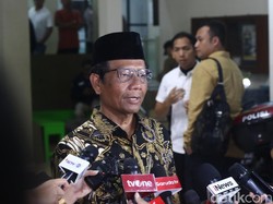 Jelang Pencoblosan, Mahfud Salat Subuh Bareng Istri