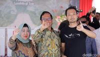 Senyum Mahfud dan Keluarga Usai Berikan Hak Suaranya