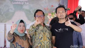 Senyum Mahfud dan Keluarga Usai Berikan Hak Suaranya