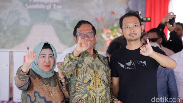 Senyum Mahfud dan Keluarga Usai Berikan Hak Suaranya