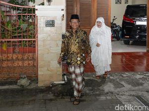 Sebelum Nyoblos, Mahfud Salat Subuh Bareng Istri di Masjid Yogya