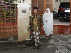 Sebelum Nyoblos, Mahfud Salat Subuh Bareng Istri di Masjid Yogya