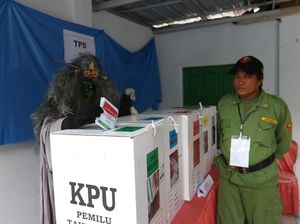 Hii... Ada Mak Lampir Nyoblos di TPS 07 Banyuwangi