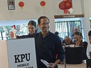 Mendikbud Nadiem dan Istri Nyoblos di Kebayoran Baru, Bawa 3 Anaknya Mendikbud Nadiem dan Istri Nyoblos di Kebayoran Baru, Bawa 3 Anaknya