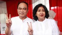 Momen Menkominfo Nyoblos Bareng Istri