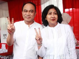 Momen Menkominfo Nyoblos Bareng Istri