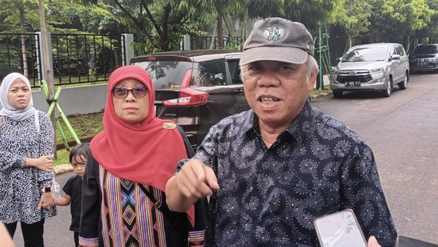 Menteri Pekerjaan Umum dan Perumahan Rakyat (PUPR) Basuki Hadimuljono selesai mencoblos di TPS 161 di Perumahan Kemang Pratama, Kelurahan Sepanjang Jaya, Rawalumbu, Bekasi, Jawa Barat. Rabu, (14/2/2024).