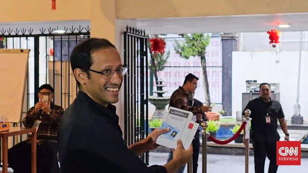 Menteri Pendidikan, Kebudayaan, Riset, dan Teknologi (Mendikbudristek) Nadiem Anwar Makarim mencoblos Pemilu 2024 di TPS Kebayoran Baru, Jakarta, 14 Februari 2024
