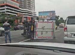 Ada Mobil Boks Terguling di Tol Jagorawi Arah Bogor, Lalin Tersendat