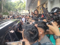 Pendukung Beri Semangat ke Anies Saat Tinggalkan Markas AMIN di Menteng