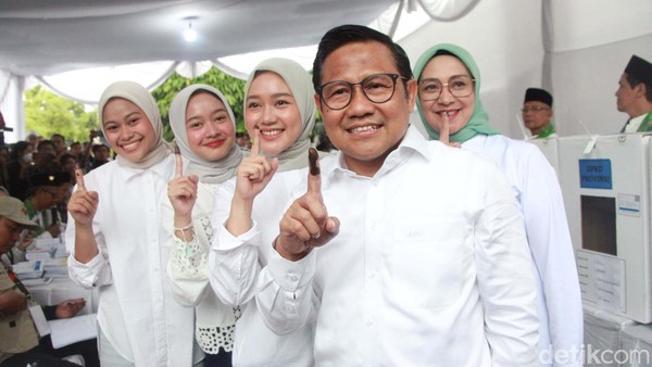 Cawapres Muhaimin Iskandar mencoblos di TPS 023, Kemang, Jakarta Selatan, Rabu (14/2/2024). Cak Imin memberikan hak suaranya bersama istri dan anak-anak.