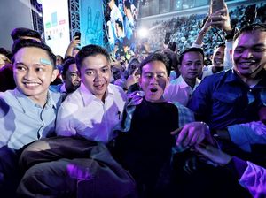 Momen Gibran Digendong Mayor Teddy di Istora Senayan