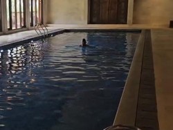 Momen Prabowo Berenang Usai Nyoblos di Hambalang