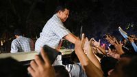 Momen Prabowo-Gibran Sapa Pendukung dari Atas Mobil